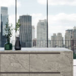 Bei einer skandinavisch inspirierten Renovierung sollte die Küche mehr sein als nur ein Ort zum Kochen – sie wird zum Rückzugsort, Treffpunkt und Ausdruck durchdachten Designs.
Beginnen Sie mit einer neutralen Basis, ergänzt durch natürliche Materialien und Strukturen. Fügen Sie grifflose Schränke und offene Regale hinzu, um Schlichtheit und Offenheit zu unterstreichen, während persönliche Akzente wie Keramikgeschirr, Glas oder Pflanzen für Individualität sorgen.
Die Wahl der richtigen Arbeitsplatte definiert die Atmosphäre entscheidend. Mit Caesarstone Keramik und Quarzkomposit Oberflächen erreichen Sie die perfekte Balance aus Licht, Struktur und Tonalität – und Ihre Küche vereint modernen Luxus mit zeitloser nordischer Eleganz. Ob Sie klare, helle Designs bevorzugen oder die subtile Wärme von steininspirierten Varianten – die richtige Oberfläche macht Ihre Vision lebendig.
Die Suche nach Ihrer Traum-Arbeitsplatte ist ganz einfach: In den Showrooms unserer Partner finden Sie großformatige Ausstellungen der aktuellen Caesarstone Kollektionen.